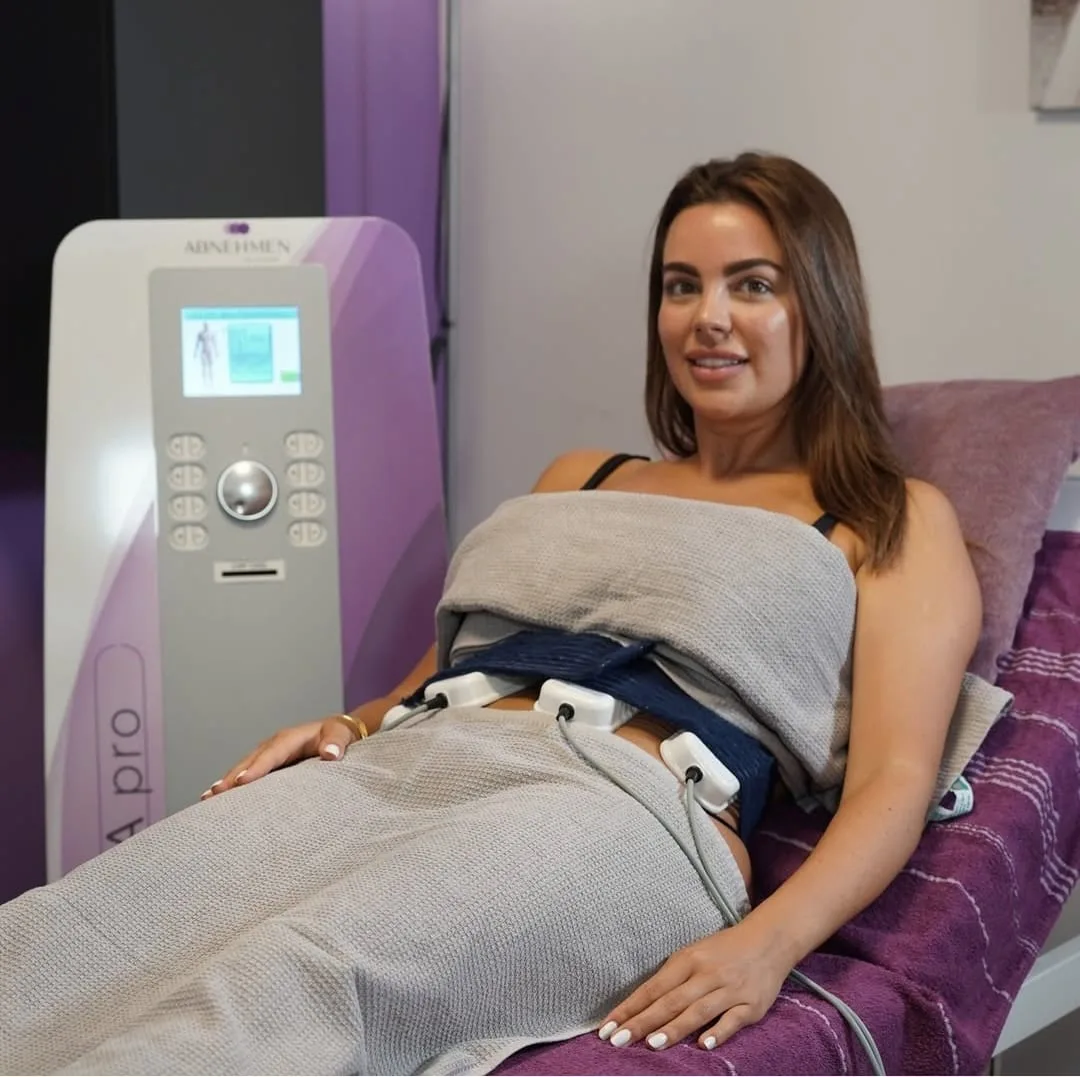 Frau bei der Behandlung mit Ultraschall im Studio Friedrichshafen